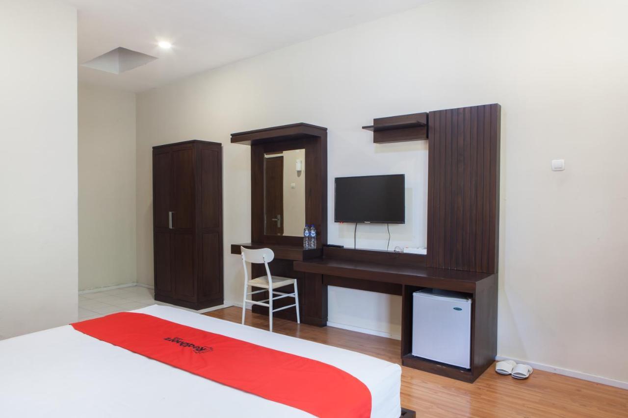 Reddoorz Plus Near Mall Roxy Banyuwangi Exterior foto