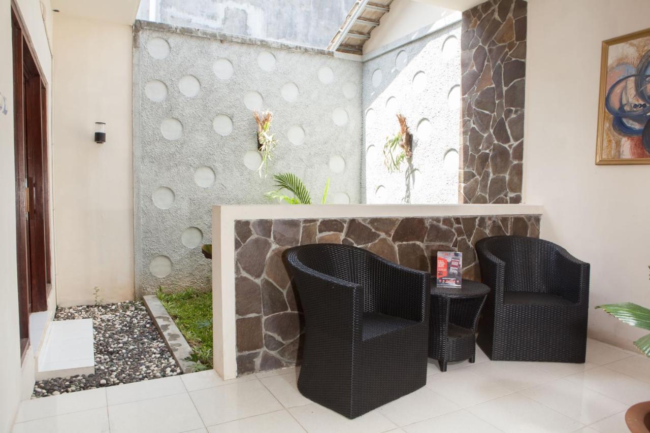 Reddoorz Plus Near Mall Roxy Banyuwangi Exterior foto