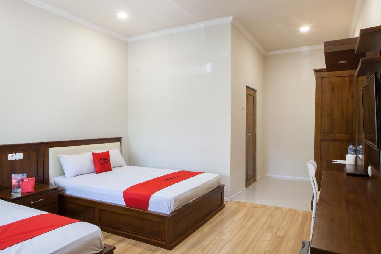 Reddoorz Plus Near Mall Roxy Banyuwangi Exterior foto